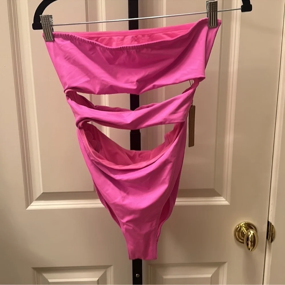 NWT SKIMS (B10)SWIM STRAPLESS CUTOUT MONOKINI IN TAFFY SIZE 3X